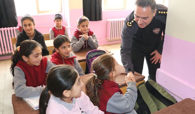 Ağrı polisinden kış mevsiminde köy çocuklarını ısıtan yardım