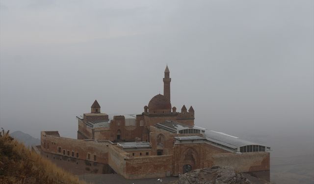 Ağrı'da İshak Paşa Sarayı'nın çevresi sisle kaplandı