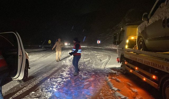 Ağrı'da kar ve tipi nedeniyle Tendürek geçidinde ulaşım güçlükle sağlanıyor