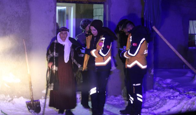 Ağrı'da köyde rahatsızlanan 2 hastanın yardımına karla mücadele ekipleri yetişti