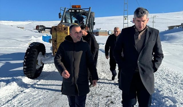 Ağrı'da yolu ulaşıma kapanan köylerde karla mücadele çalışması sürüyor