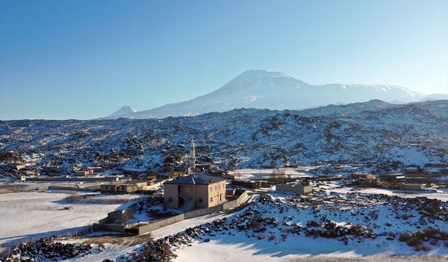 Ağrı Dağı'ndaki köyler kar altında kaldı