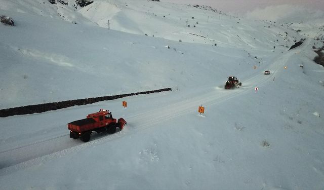 Ağrı'da 'kar kaplanları' kesintisiz ulaşım için gece gündüz çalışıyor