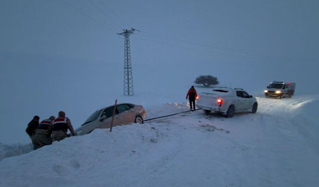 Ağrı'da karda mahsur kalan vatandaşların imdadına ekipler yetişti