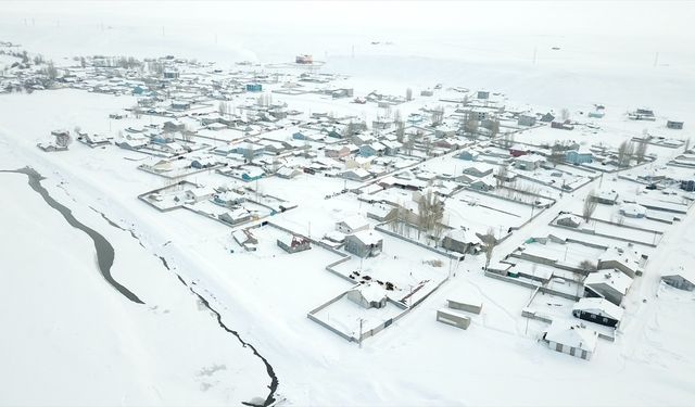 Ağrı'da karla kaplanan tek katlı evler dronla görüntülendi