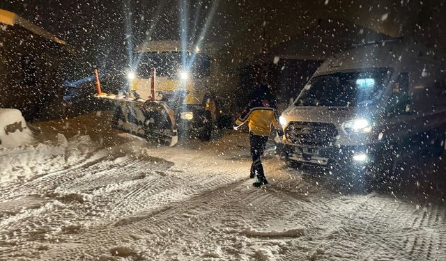 Ağrı'da yolu kardan kapanan köyde hastalanan çocuk hastaneye kaldırıldı