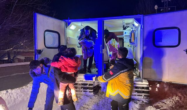 Ağrı'da yolu kardan kapanan köyde rahatsızlanan 2 çocuk ekiplerce hastaneye ulaştırıldı