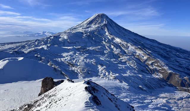 İzmirli 4 dağcı, Küçükağrı Dağı'na zirve tırmanışı yaptı