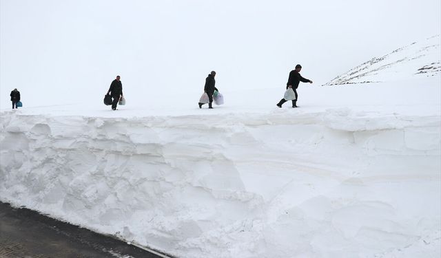 Ağrı-Kağızman kara yolu, kar kalınlığının 5 metreyi bulduğu bölgede ulaşıma açıldı