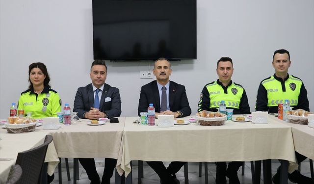 Ağrı Valisi Bozkurt, zorlu kış koşullarında denetim yapan trafik polisleriyle iftar yaptı