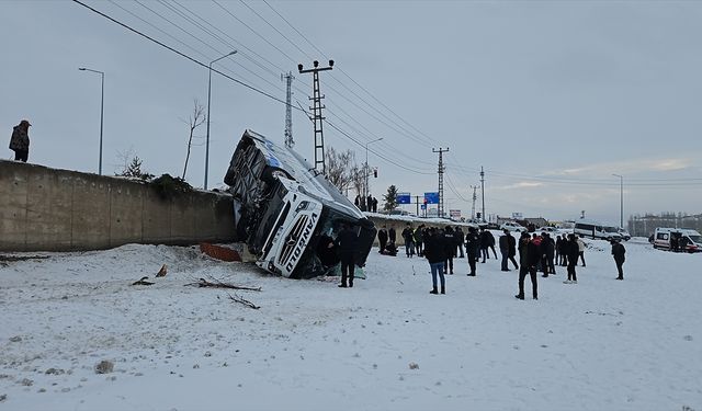 Ağrı'da yolcu otobüsünün devrilmesi sonucu 16 kişi yaralandı