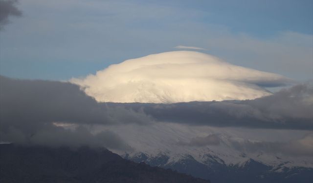 Ağrı Dağı'nın zirvesi mercek bulutuyla kaplandı