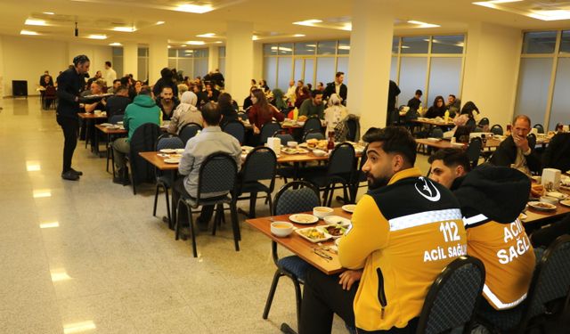 Ağrı Valisi Bozkurt, sağlık çalışanlarıyla iftar yaptı
