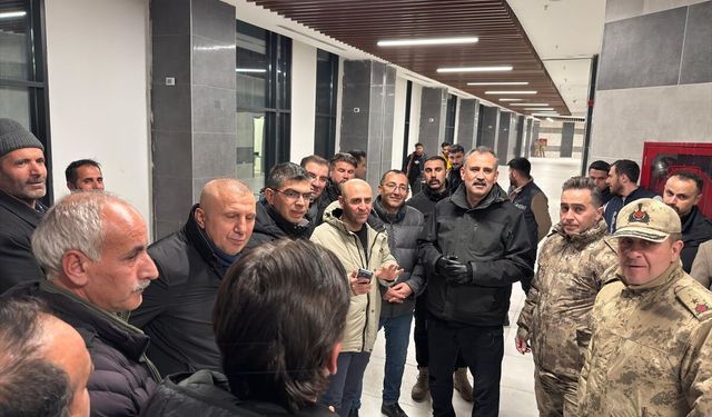 Ağrı Valisi Bozkurt, Türkiye-İran sınırındaki gümrük kapısında inceleme yaptı