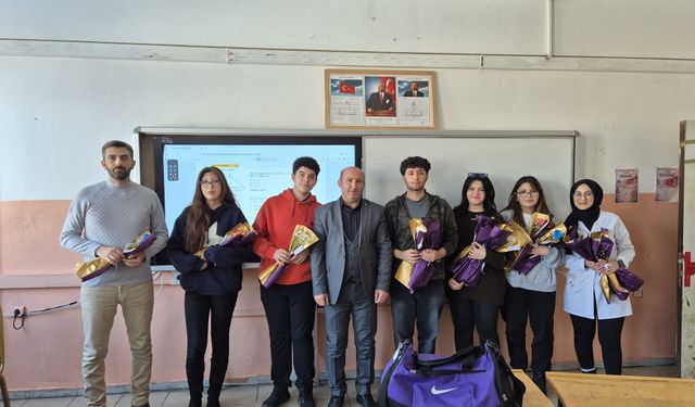 Ağrı'da lise öğrencileri öğretmenlerine çiçek hediye etti