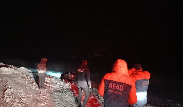 Ağrı'da tipide kara saplanan kamyonet ile içindeki 4 kişi kurtarıldı