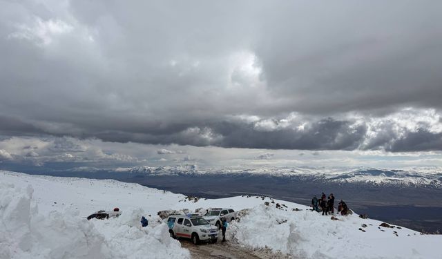 GÜNCELLEME - Ağrı Dağı'nda haber alınamayan kadın dağcı için arama çalışması başlatıldı