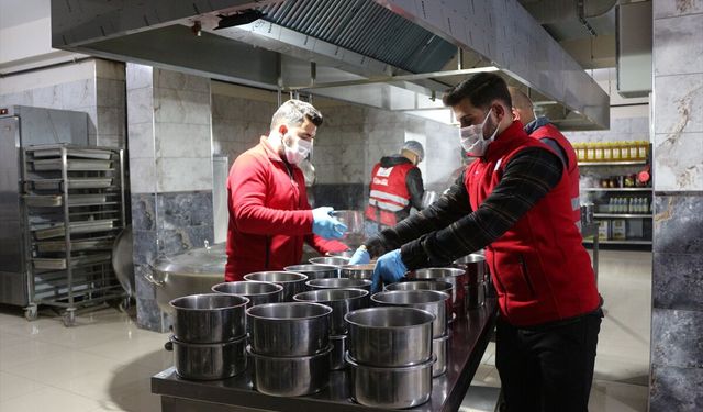Türk Kızılay Ağrı'da ihtiyaç sahiplerine ve yaşlılara iftarlık ulaştırıyor