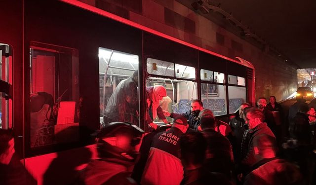 Ağrı'da duvara çarpan belediye otobüsündeki yolcular cam kırılarak tahliye edildi