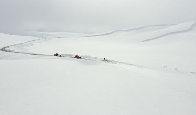 Ağrı'da ekipler nisan ortasında yoğun karla mücadele çalışması yürütüyor