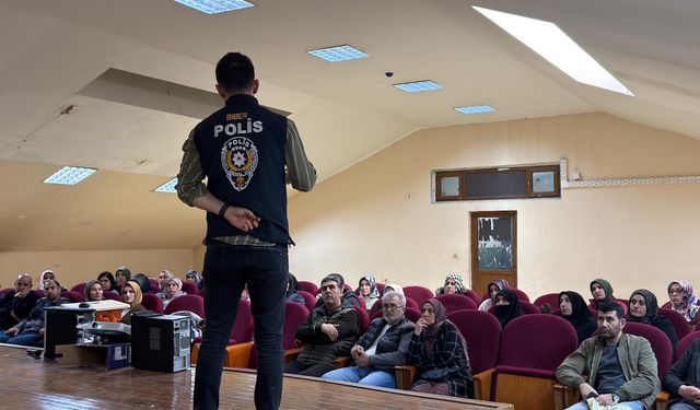 Ağrı'da öğrenci ve velilere siber suçlar ile dijital bağımlılık eğitimi verildi