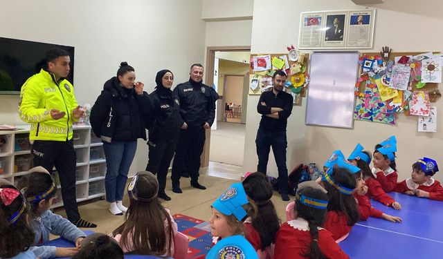 Ağrı'da polis ekipleri minik öğrencilerin misafiri oldu