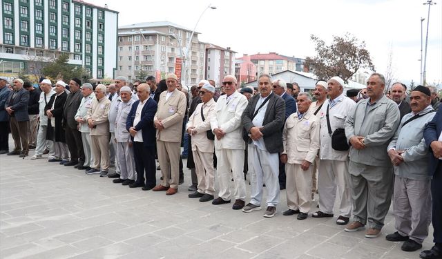 Ağrı'da hacı adayları dualarla kutsal topraklara uğurlandı