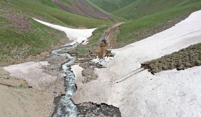 Ağrı'da haziranın sonunda karla kaplı olan yayla yolları göçerler için açılıyor