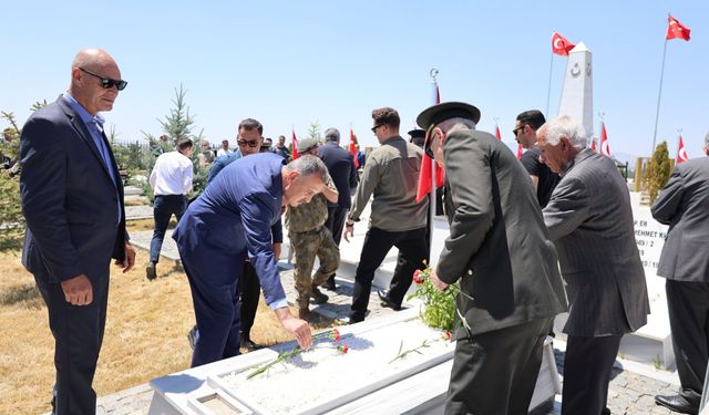 Ağrı Valisi Bozkurt, Merkez Şehitliği'ni ziyaret etti
