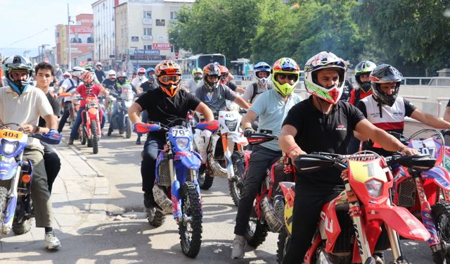 Ağrı'da enduro sporcularının akrobasi gösterisi ilgiyle izlendi