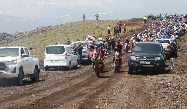 Ağrı'da enduro ve ATV sporcuları Tendürek ve Ağrı Dağı eteklerinde yarıştı