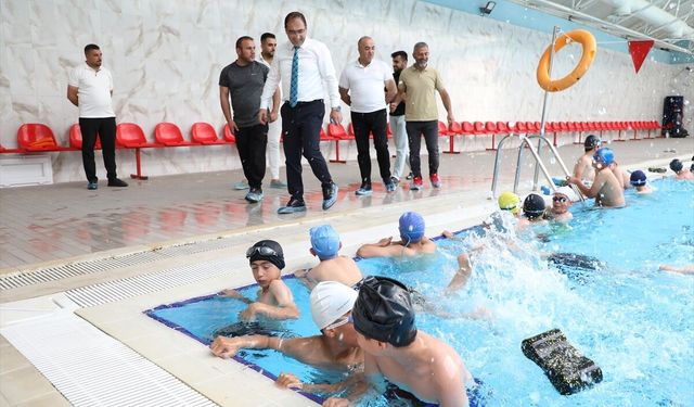 Ağrı'da 'Yüzme Bilmeyen Kalmasın' projesiyle çocuklar yüzme öğreniyor