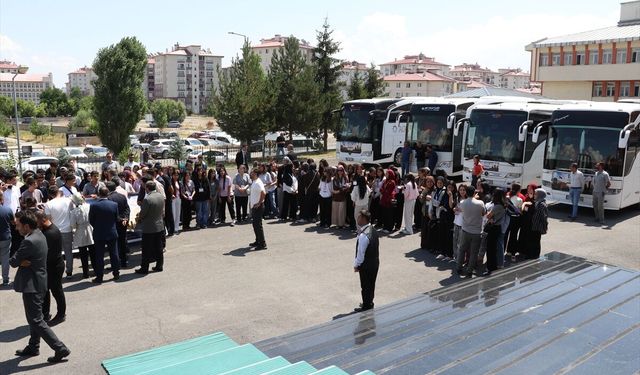 Ağrı'da gençler tarih yolculuğu için Çanakkale'ye uğurlandı