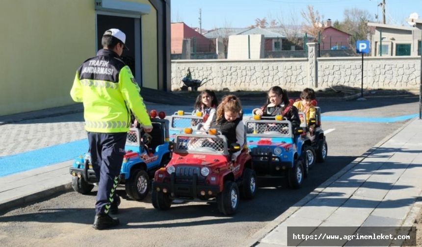 Ağrı'da çocuklar trafik kurallarını eğlenerek öğreniyor