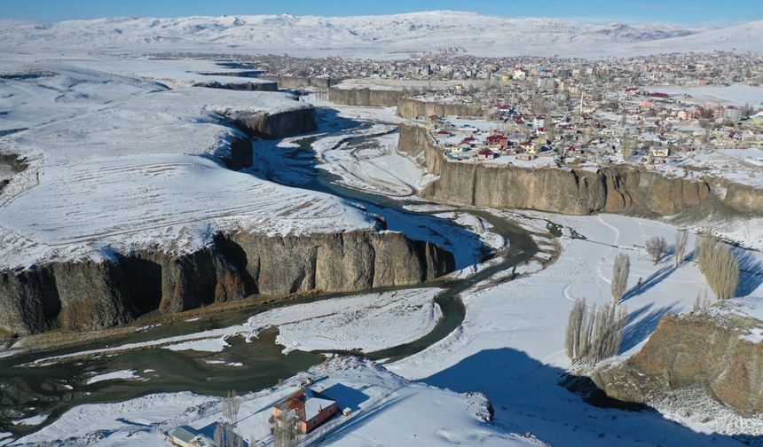 Ağrı'daki Murat Kanyonu ve çevresi beyaza büründü