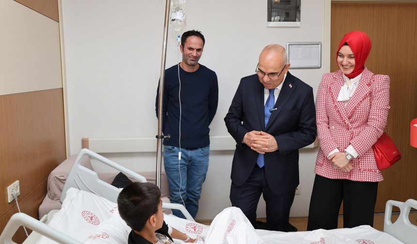 Ağrı Valisi Koç, hastanede tedavi gören çocukların bayramını kutladı: