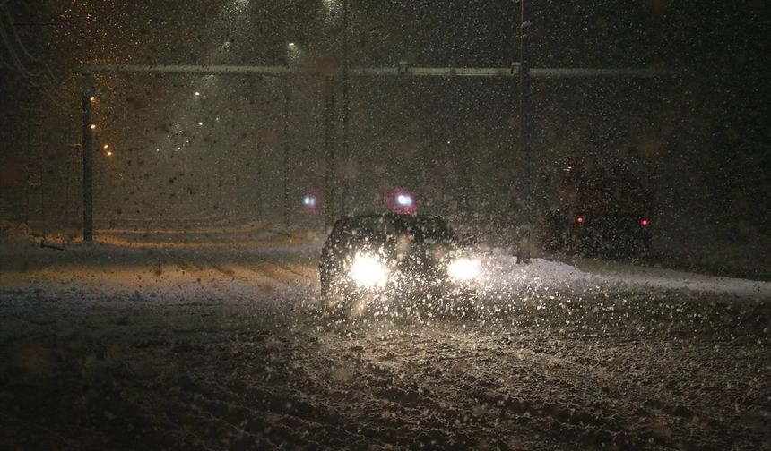 Ağrı'da yoğun kar etkili oluyor
