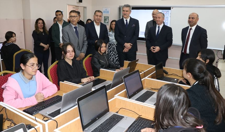 Ağrı'da lise öğrencileri için bilgisayar laboratuvarı kuruldu