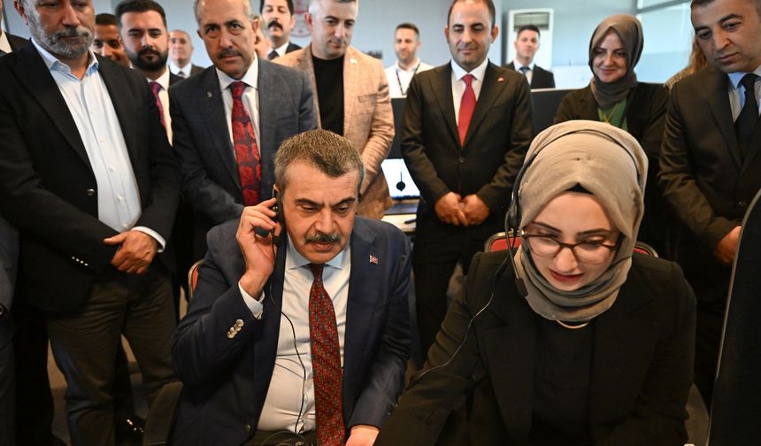 Bakan Tekin, Van'da Milli Eğitim Bakanlığı İletişim Merkezi'nde çağrı yanıtladı:
