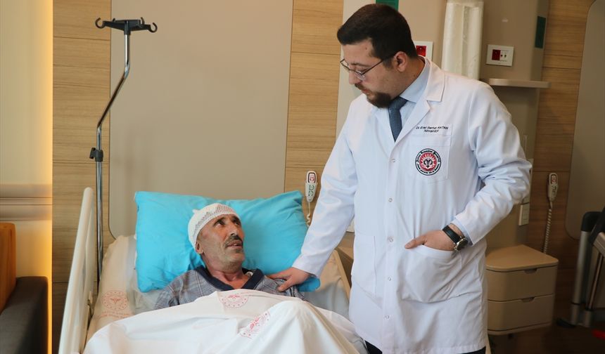 Şiddetli baş ağrısının beyin kanamasından olduğu anlaşıldı, ameliyatla sağlığına kavuştu