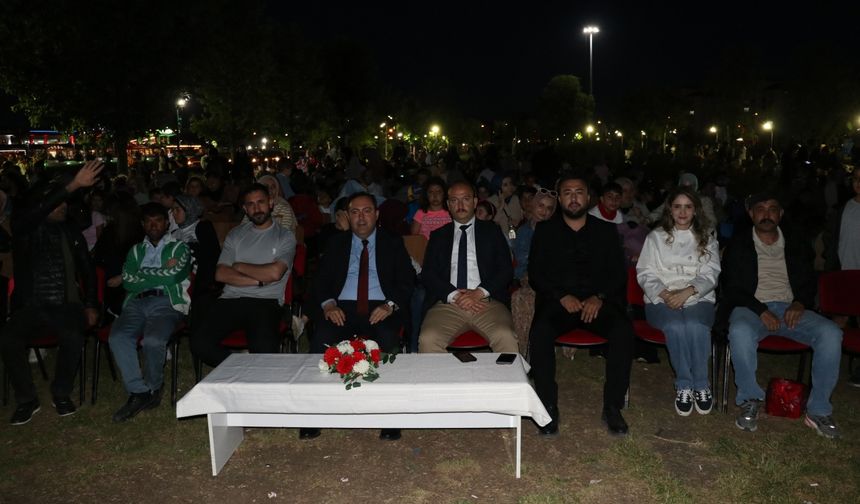 Ağrı'da çocuklar şenlikte oyun oynayıp açık havada sinema izledi