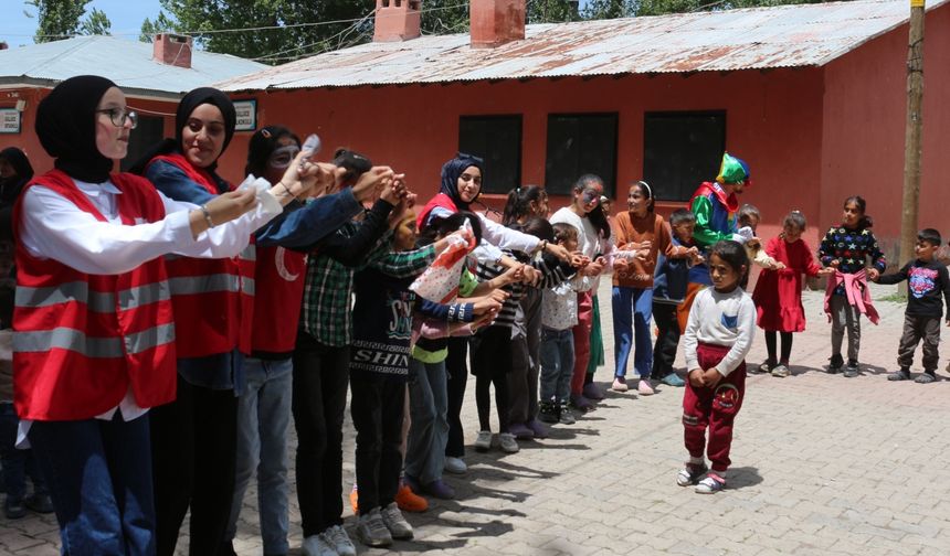 Ağrı'da Kızılay gönüllüleri saç bakımını yaptıkları köy çocuklarını oyunlarla eğlendirdi