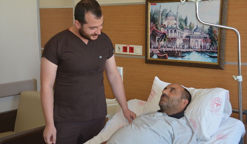 Bitlis'te karın ağrısı şikayeti bulunan hastanın böbreğinden 23 santimetrelik kist çıkarıldı