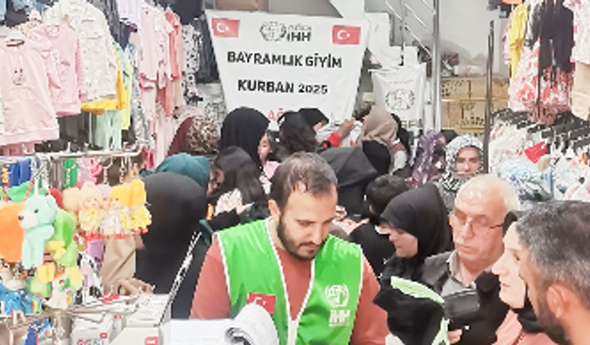 Ağrı İHH 300 Çocuğa Bayramlık Hediye Etti
