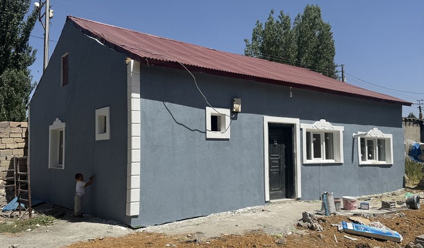 Ağrılı engelli vatandaş hayırseverlerin desteğiyle onarılan evinin mutluluğunu yaşıyor