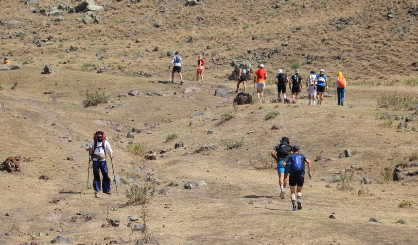 Ultra maratoncular Ağrı Dağı zirvesine koşarak tırmandı
