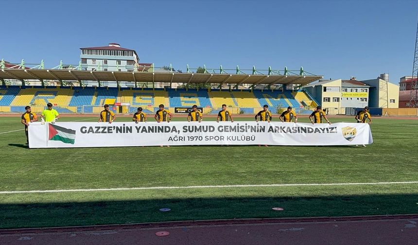 Ağrı 1970 Sporlu futbolculardan Gazze ve Küresel Sumud Filosu'na pankartlı destek