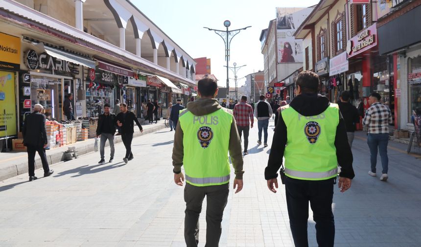 Ağrı'da polis vatandaşların güvenliği için caddelerde denetim yapıyor