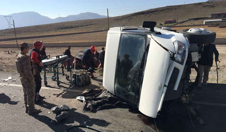 Ağrı'da otomobille çarpışan minibüsün sürücüsü öldü, 2 kişi ağır yaralandı