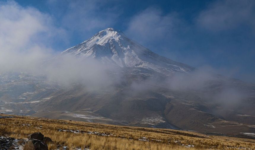 Ağrı Dağı kar ve sis altında